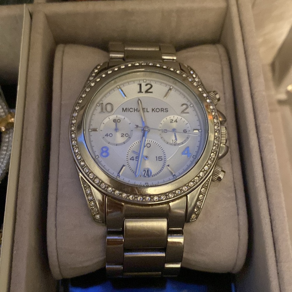 Micheal Kors Sliver with Crystal watch 39MM - Picture 6 of 10